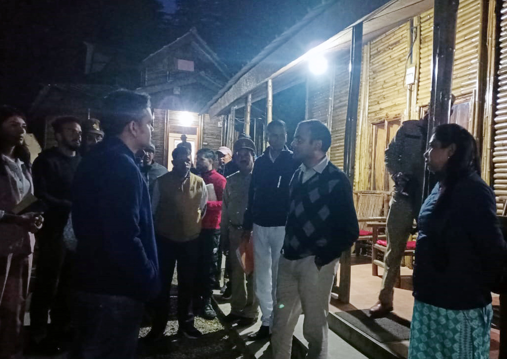 जिलाधिकारी मयूर दीक्षित ने इको हट्स और नैनबाग तहसील का किया निरीक्षण